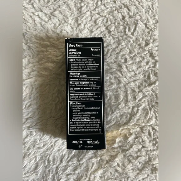 CHANEL Vitalumière SPF 15 Foundation 40 Beige - New - rare find, discontinued